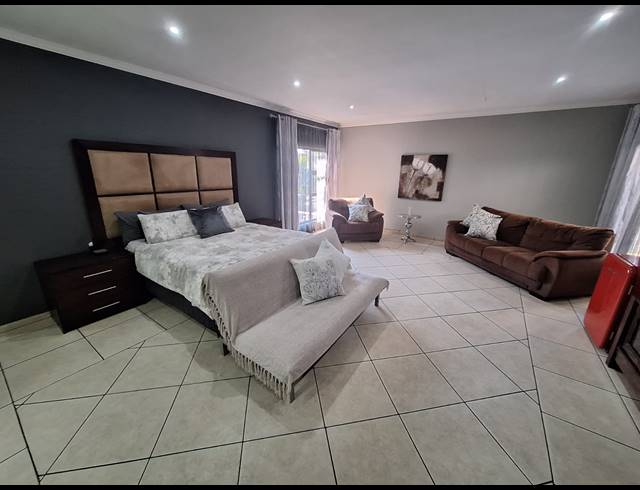 4 BEDROOM TOWNHOUSE FOR SALE IN VANDERBIJLPARK SW 5